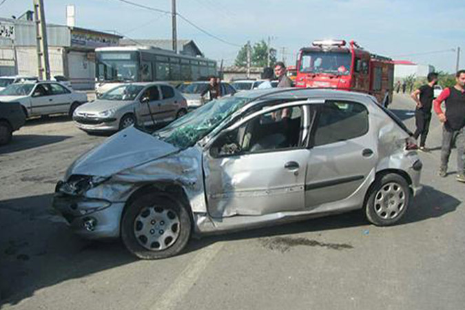 رهاسازی راننده محبوس درحادثه تصادف خودرو پژو 206 در میدان ۱۵ خرداد کاشان