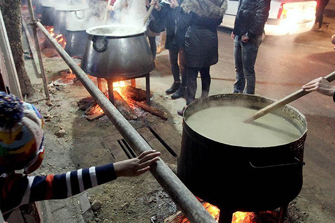 پخت و توزیع حلیم سنتی و نذری در روز جمعه نشلجی‌ها در موکب روستای نشلج