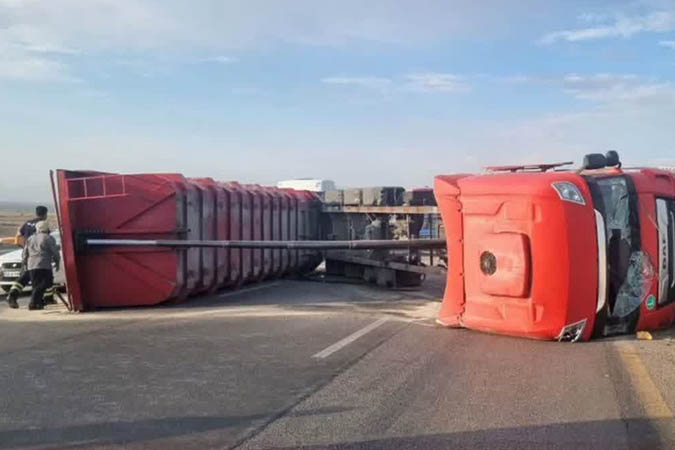 2 مصدوم در حادثه واژگونی یک دستگاه تریلر در اتوبان کاشان قم