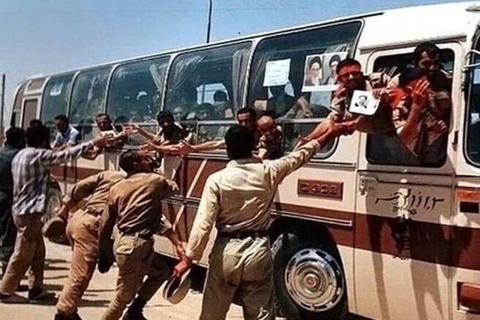 تصاویر کمتر دیده شده از لحظه ورود اولین گروه آزادگان به کاشان و آران و بیدگل
