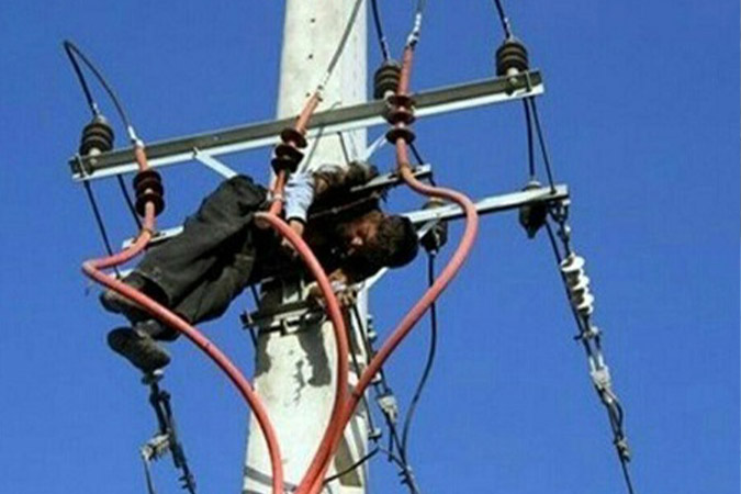 برق گرفتگی و مصدومیت شدید سارق حین سرقت کابل برق در کاشان