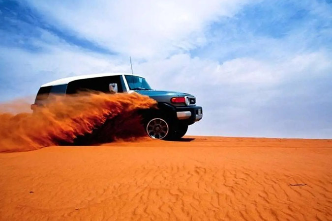 لحظه واژگونی خودروی آفرودی اف جی هشت امروز در کویر مرنجاب ‌