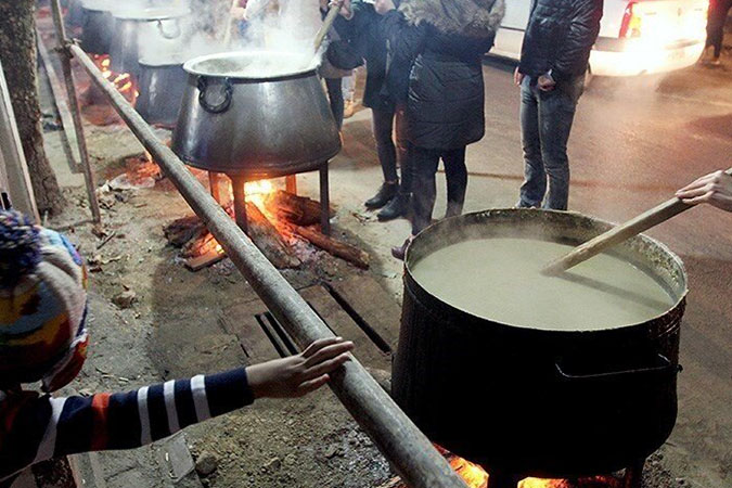 توزیع حلیم سنتی روستای نشلج در مسیر پیاده‌روی جمعه نشلجی‌ها