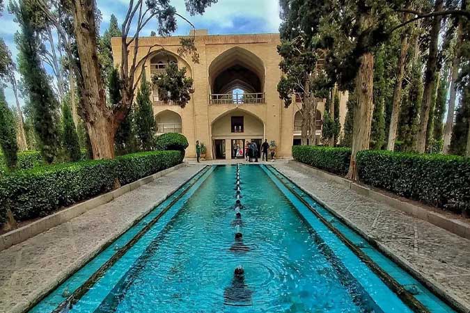 برپایی موکب و پذیرایی از گردشگران در باغ فین کاشان