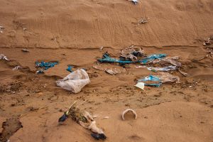 خطر در کمین گردشگران کویر مرنجاب، رها کردن حجم زیادی شیشه ضخیم و برنده ‌