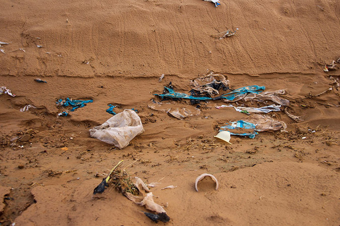 خطر در کمین گردشگران کویر مرنجاب، رها کردن حجم زیادی شیشه ضخیم و برنده ‌