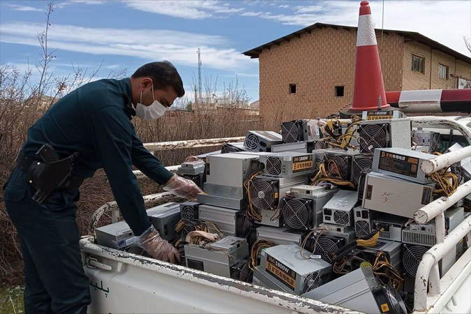 کشف 50 ماینر قاچاق از یک کارخانه متروکه در حاشیه شهر کاشان