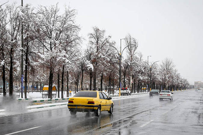 بارش برف اکثر مناطق کوهستانی کاشان را سفیدپوش کرده است.