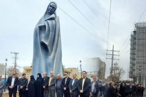 پس از موج انتقاد‌ها به شهرداری کاشان؛ تندیس «مادر» جمع‌آوری شد و المان جدید در میدان ام‌البنین در حال نصب است