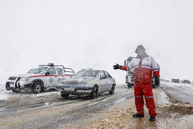نجات خودروهای گرفتار در برف و کولاک در محور مسدود شده قهرود-کامو