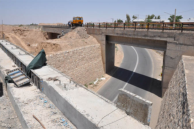 ترافیک سنگین جاده آران و بیدگل-کاشان بلاتکلیفی 14 ماهه پل خلیج فارس