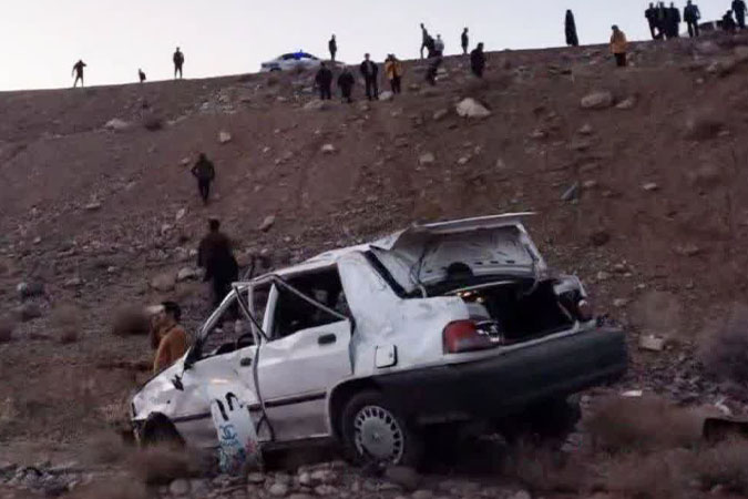 سقوط پراید در جاده برزک موجب مصدومیت شدید 4 سرنشین شد