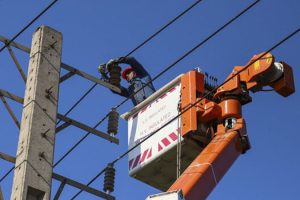 خسارت تندباد به شبکه برق کاشان؛قطعی شبانه در قمصر و نیاسر