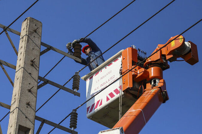 خسارت تندباد به شبکه برق کاشان؛قطعی شبانه در قمصر و نیاسر