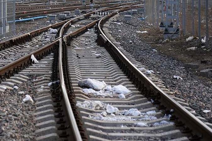 حمله آمریکایی ‌ـ صهیونی به پل راه‌آهن یحیی‌آباد کاشان؛ 2 نفر شهید شدند