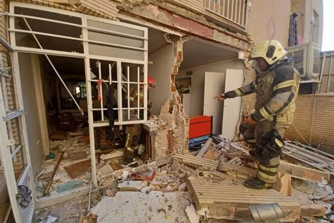 به رغم هشدارهای مکرر خطر همجواری وسایل نقلیه و آبگرمکن توسط آتش نشانی کاشان؛ باز، آتش سوزی در پارکینگ منزل مسکونی گزارش شد.