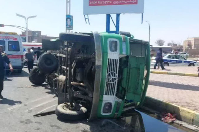 مصدومیت 18 نفر در پی برخورد اتوبوس و مینی‌بوس در جاده راوند کاشان