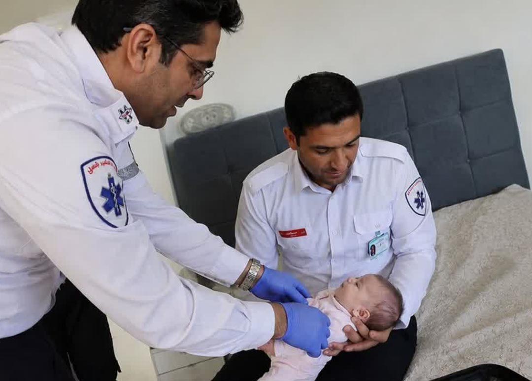 شربت، عامل خفگی نوزاد یک‌ماهه؛ نجات معجزه‌آسای نوزاد یک‌ماهه از خفگی با راهنمایی تلفنی اورژانس