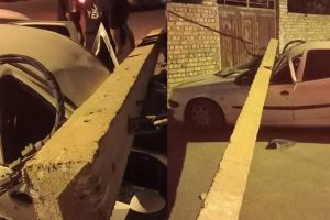 تصادف خودرو با تیر برق در پشت باغ فین؛ سقوط پایه برق روی خودروی پارک‌شده